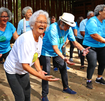 Maestro de capoeira adapta la práctica y atrae casi 300 ancianos con gingoterapia