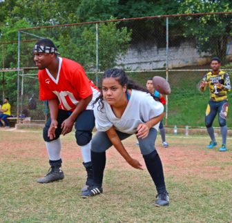 En campo improvisado, el único equipo de futbol americano de Osasco (SP) incluye hombres y mujeres en el deporte