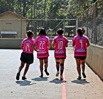 Mujeres indígenas esquivan obstáculos y anotan goles. Conoce las Xondarias Guarani